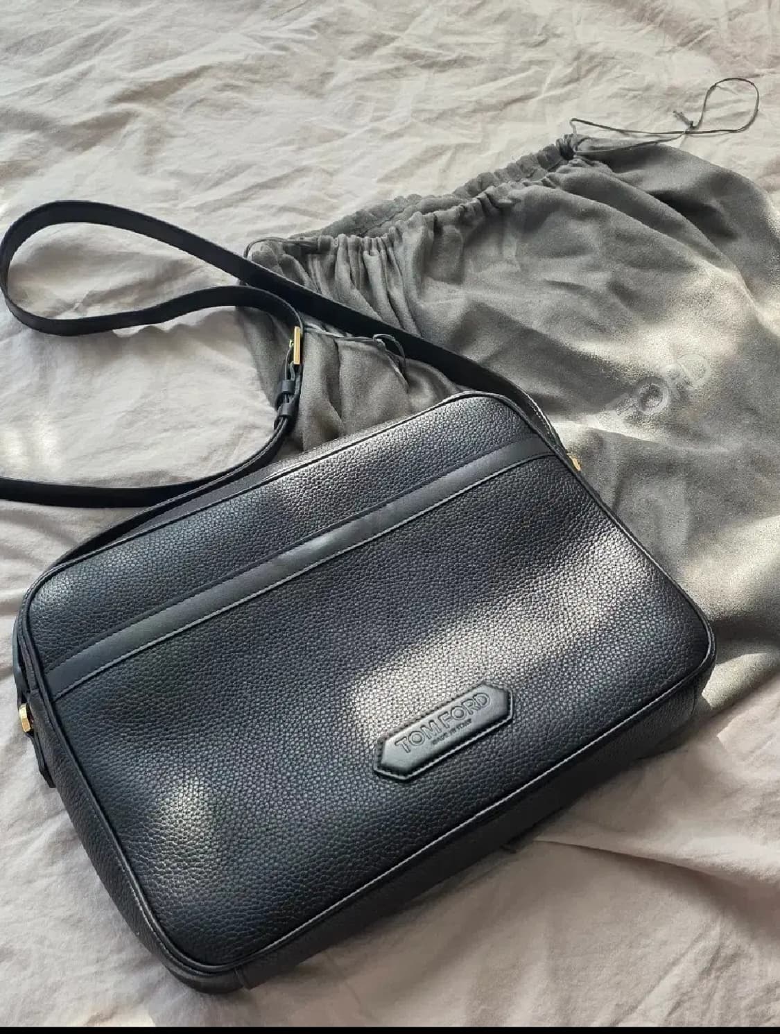 톰포드 로고 패치 크로스백 상품이미지1