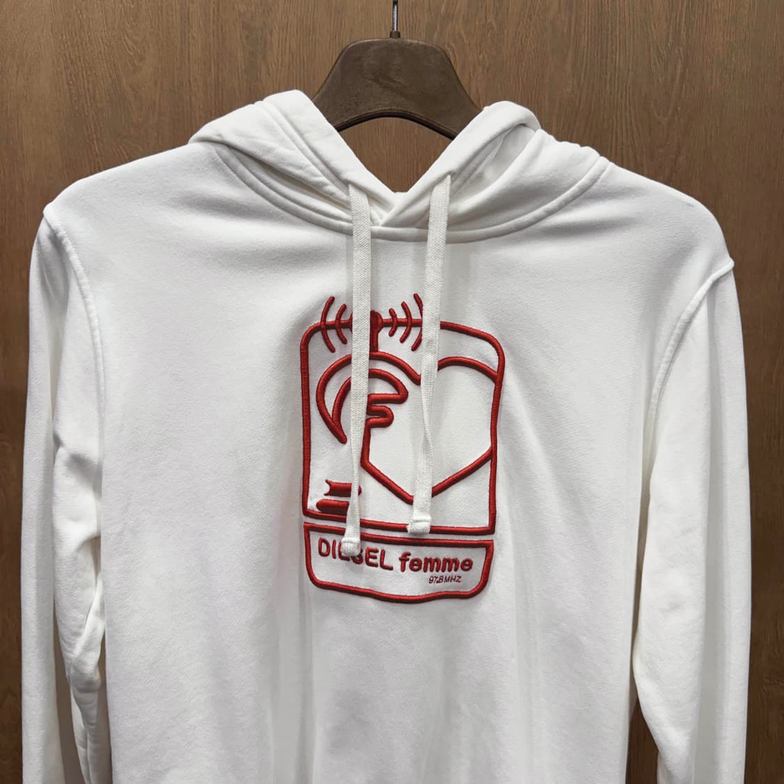 디젤 후드티 전면 레드 컬러 로고 자수 그래픽 디테일 화이트 상품이미지4