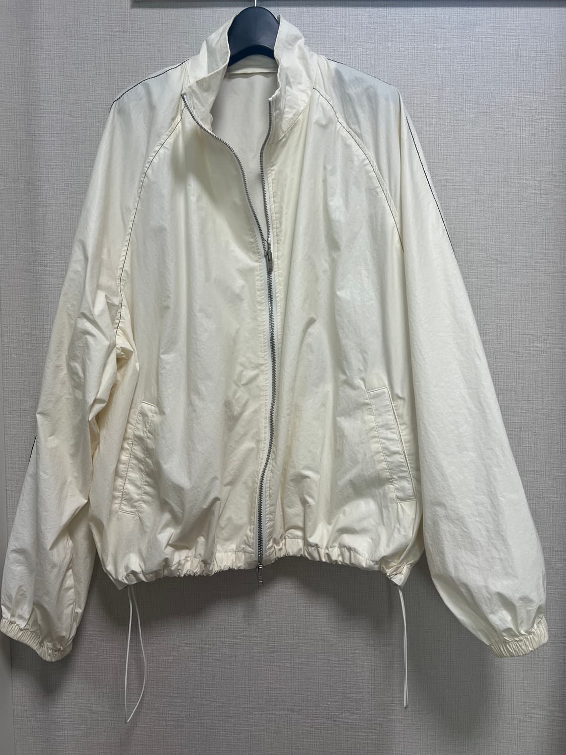 마뗑킴 로고 코팅 점퍼 바람막이 아이보리 상품이미지2