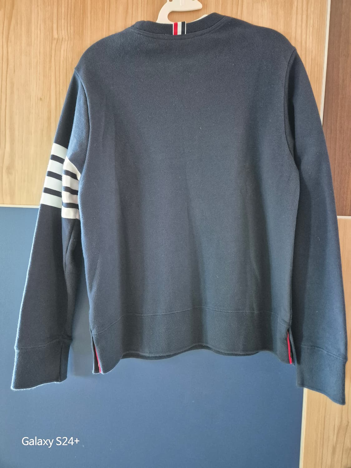 톰브라운 네이비 사선 맨투맨 3 상품이미지2