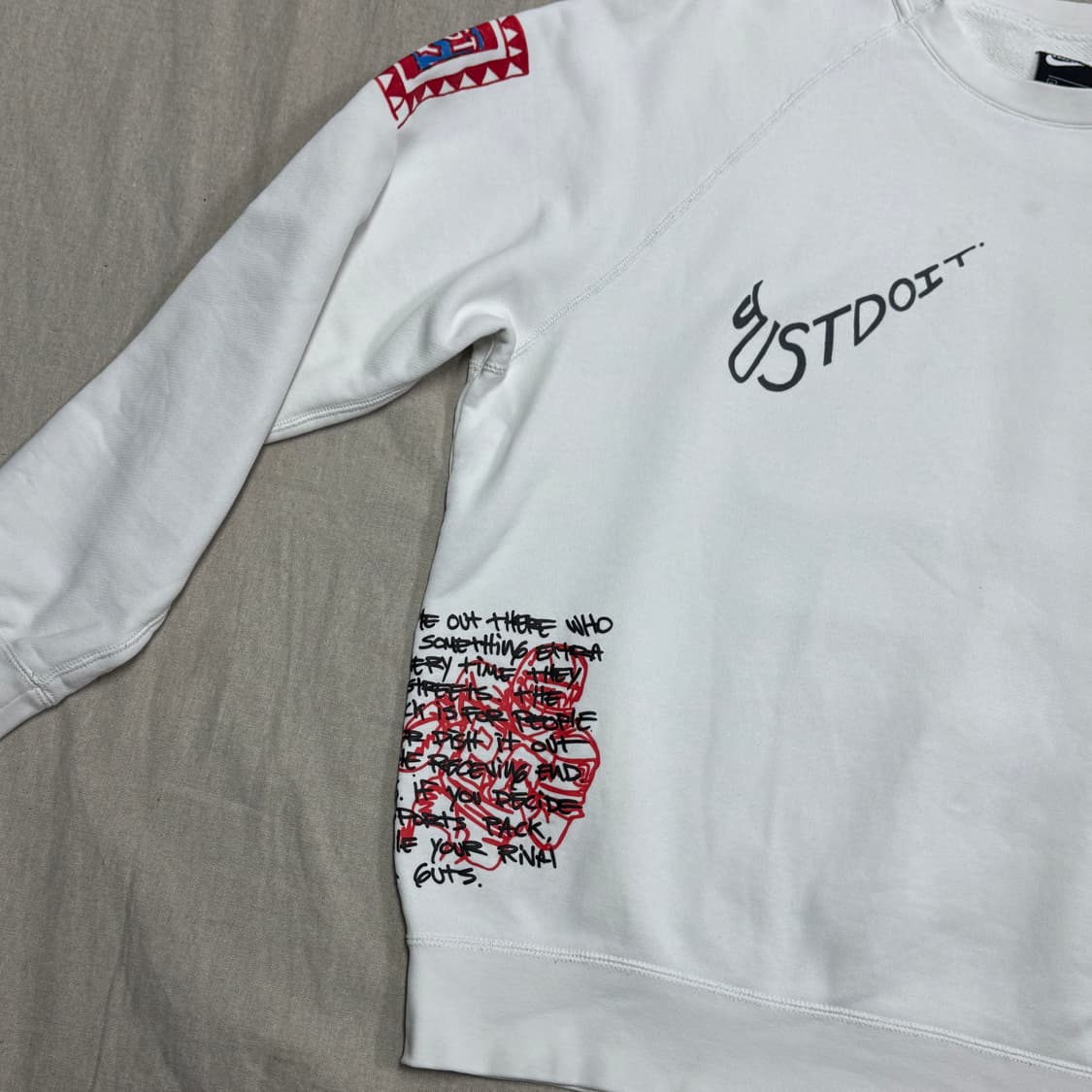 나이키 스트릿자수 화이트 맨투맨 XL 상품이미지2