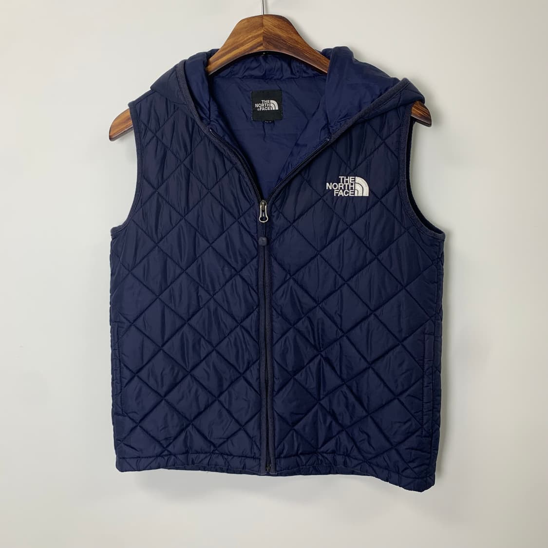 노스페이스 자수로고 후드 퀼팅 조끼패딩 상품이미지3
