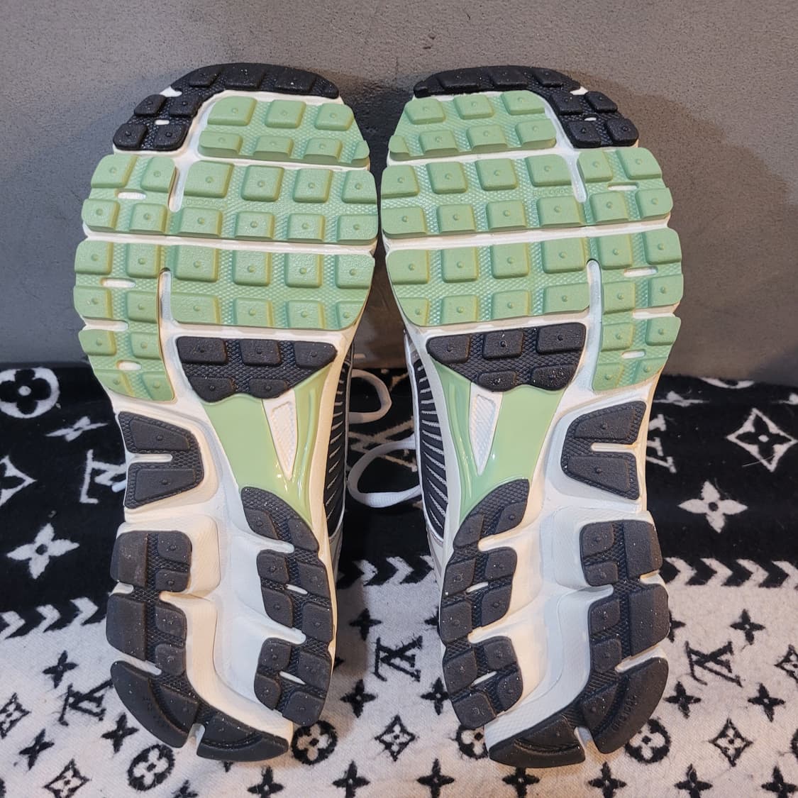 정품 나이키 줌 보메로5 코블스톤 상품이미지7