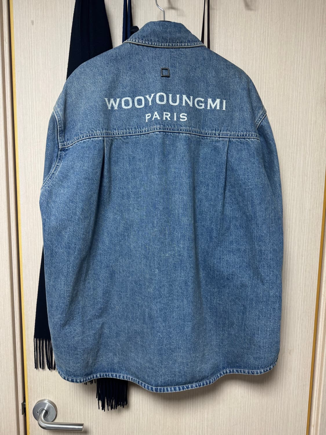 우영미 데님 백로고 셔츠 블루-24FW, 48사이즈 상품이미지2