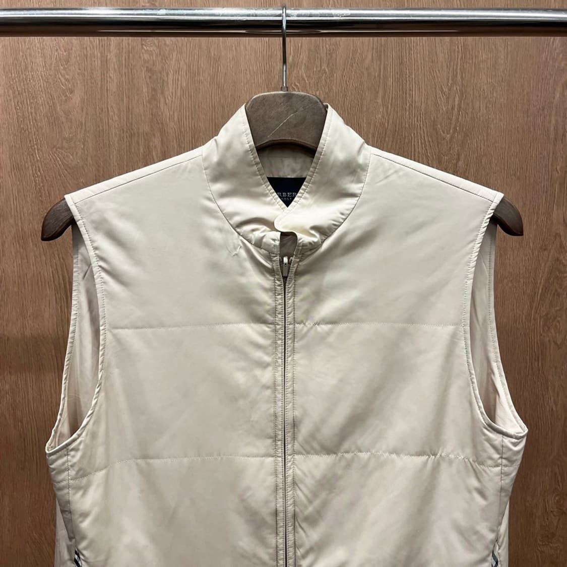 버버리 경량 패딩 베스트 스탠드 카라 밑단 포켓 라인 디테일 베이지 상품이미지4