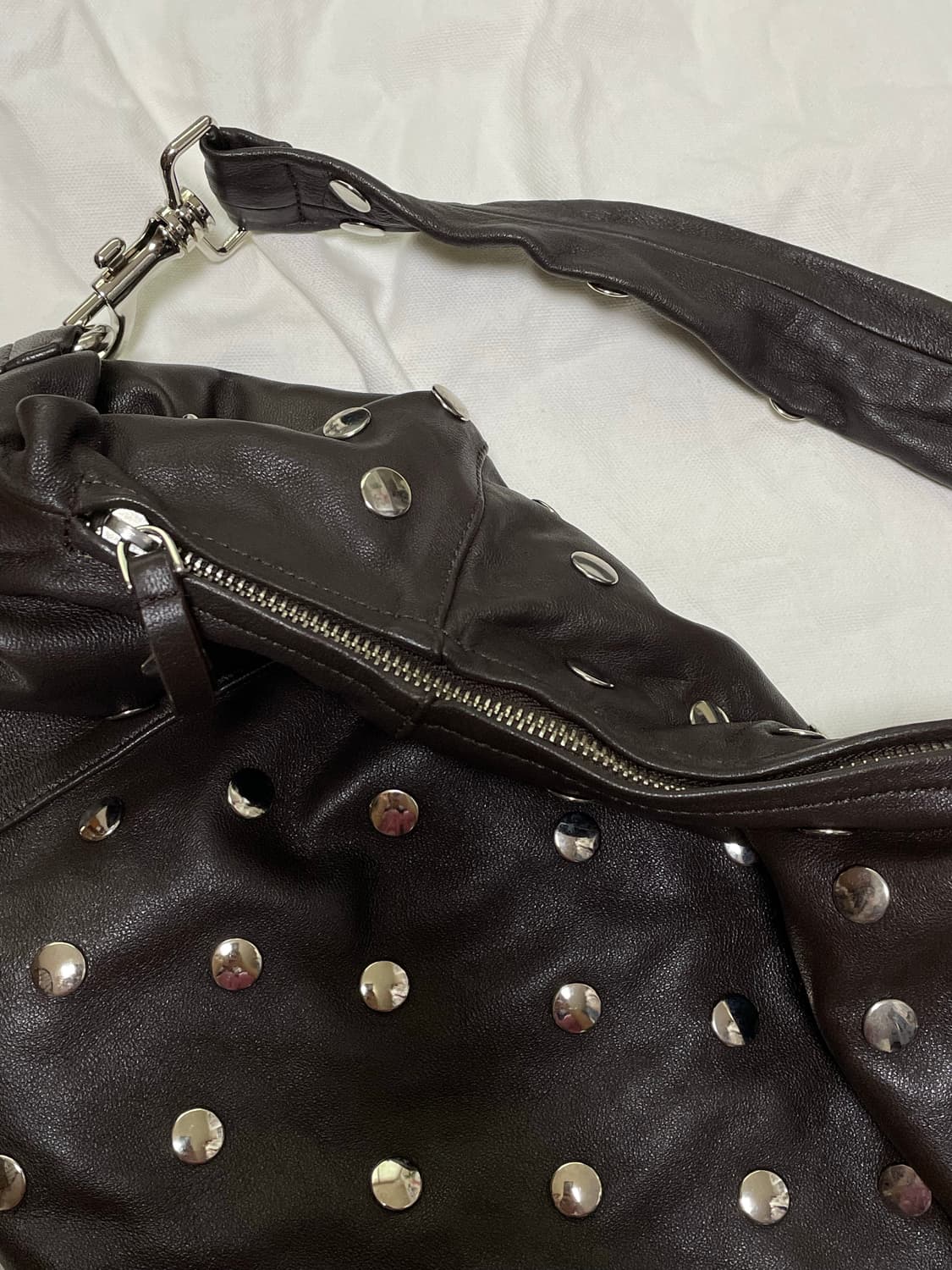 기마구아스 가죽 스터드 숄더백 상품이미지3