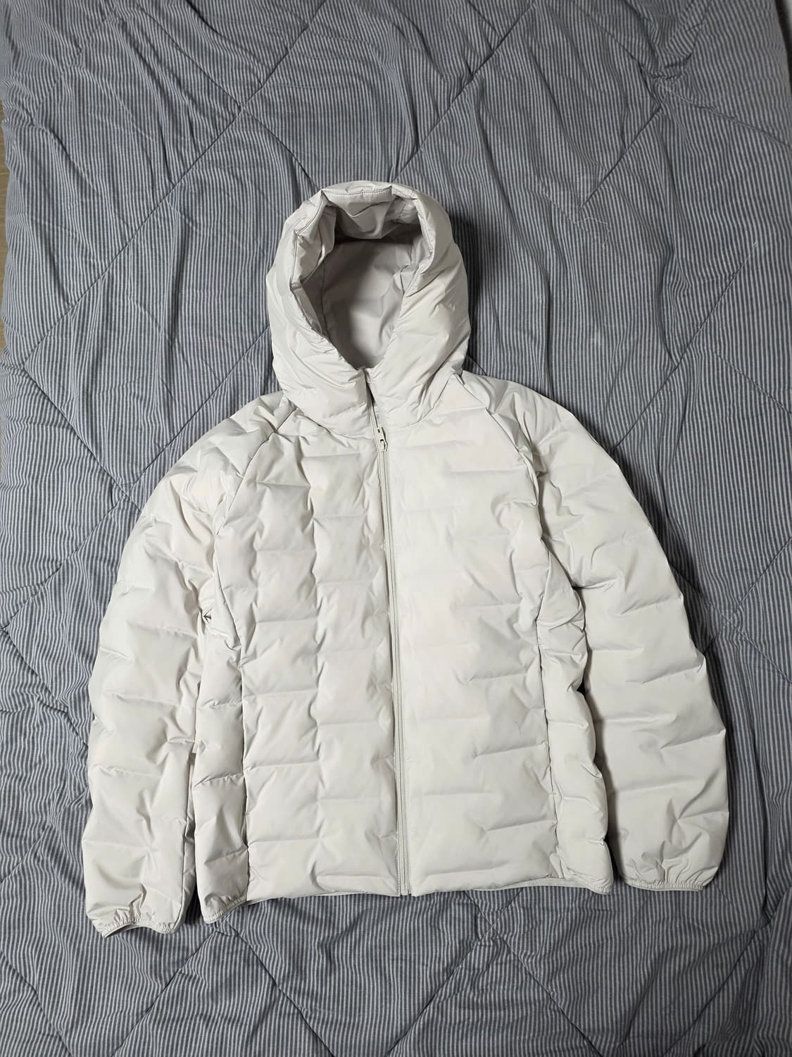 유니클로 퍼프테크 경량패딩 L 오프화이트 상품이미지1