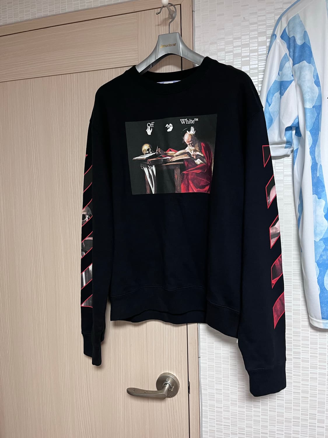 [XL] 오프화이트 카라바조 블랙 맨투맨 상품이미지1