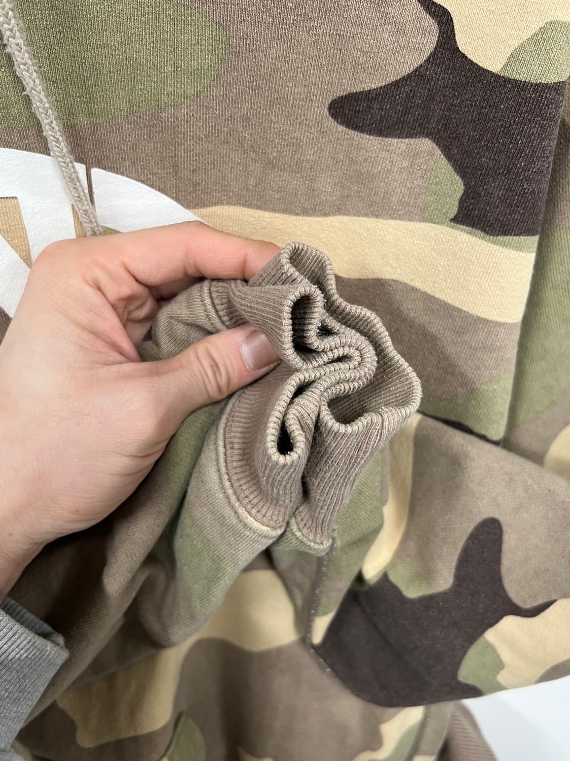 디스이즈네버댓 TINT 스펠링 로고 카모 플라쥬 풀오버 후드티 상품이미지5