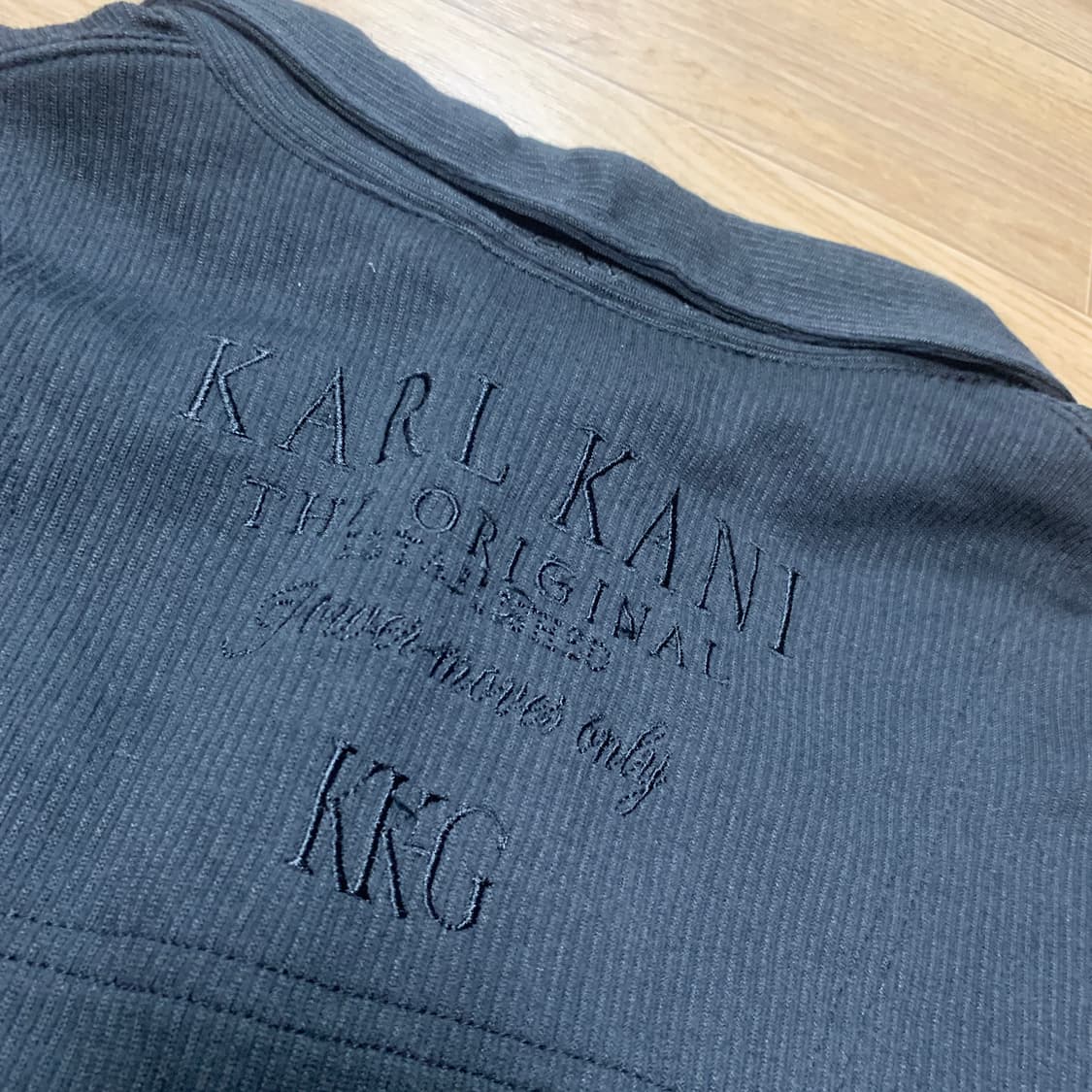 XL)Karl Kani Golf 빅 로고 자수 골지 텍스처 카라티 상품이미지5