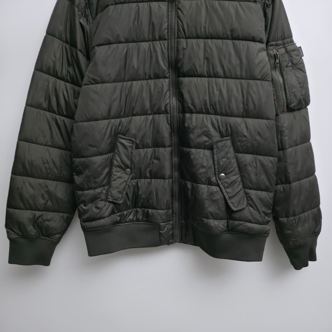 [M] 칼하트 WIP 브라이언트 경량 패딩 다크 올리브 상품이미지4