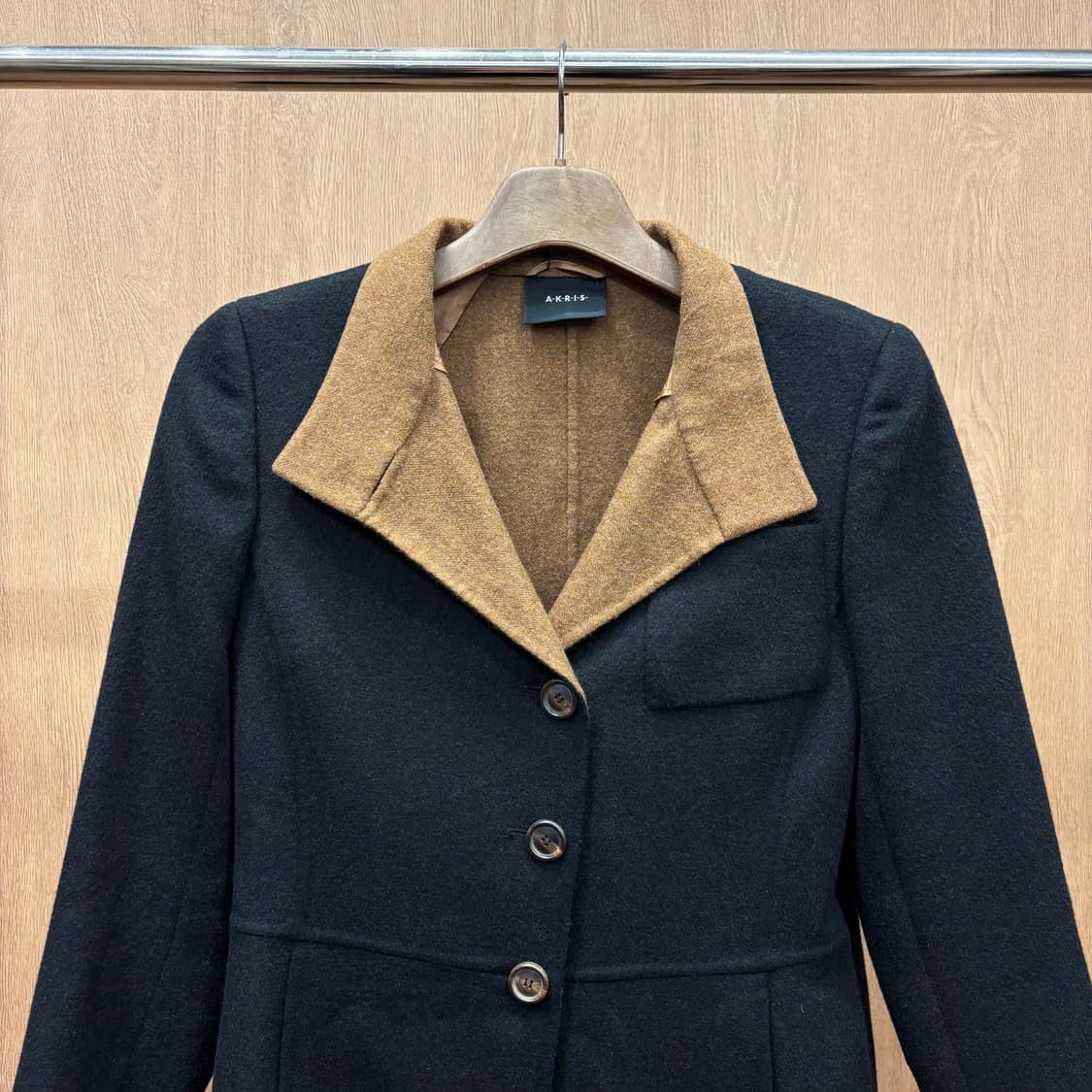 아크리스 테일러드 자켓 클래식 싱글 버튼 브라운 배색 카라 디테일 블랙 상품이미지4
