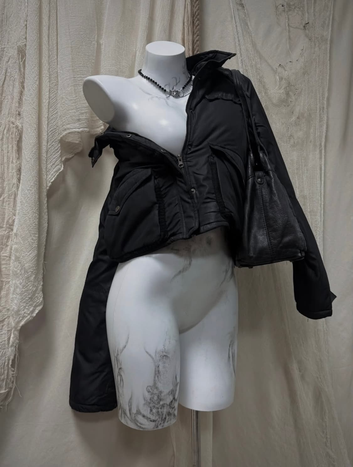 Back Detail Cropped Black Pedding 상품이미지1