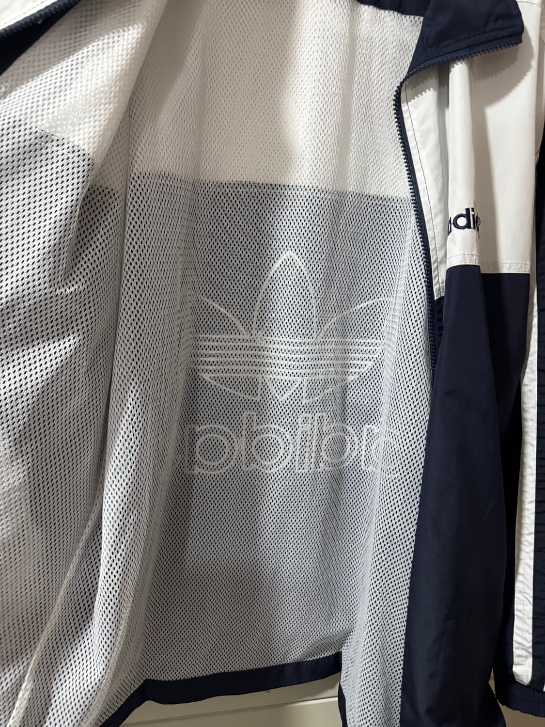 아디다스 올드스쿨 흰/검 범고래 빅로고 바람막이   상품이미지5