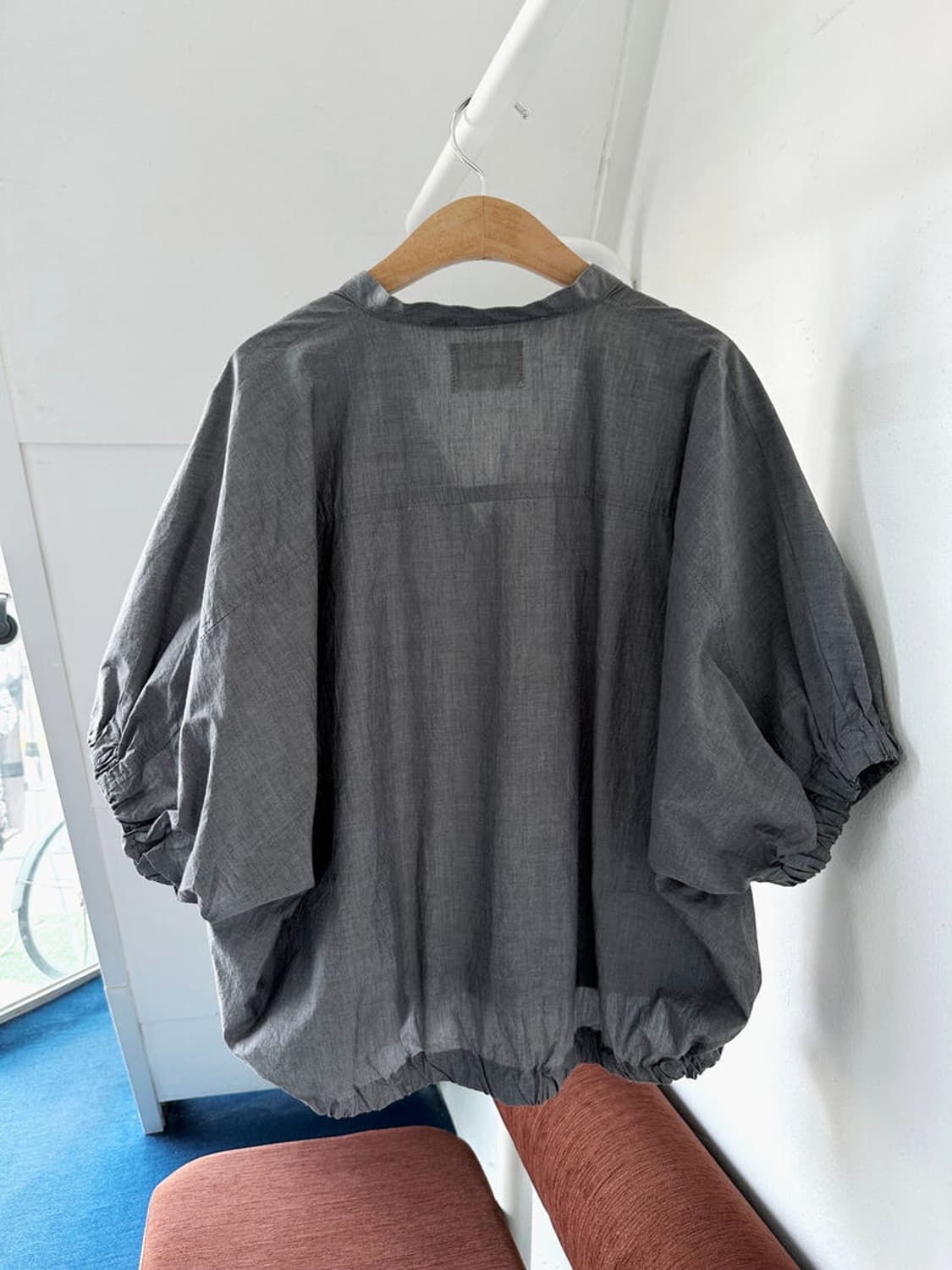 Shirried wide sleeve panel design shirt  상품이미지4