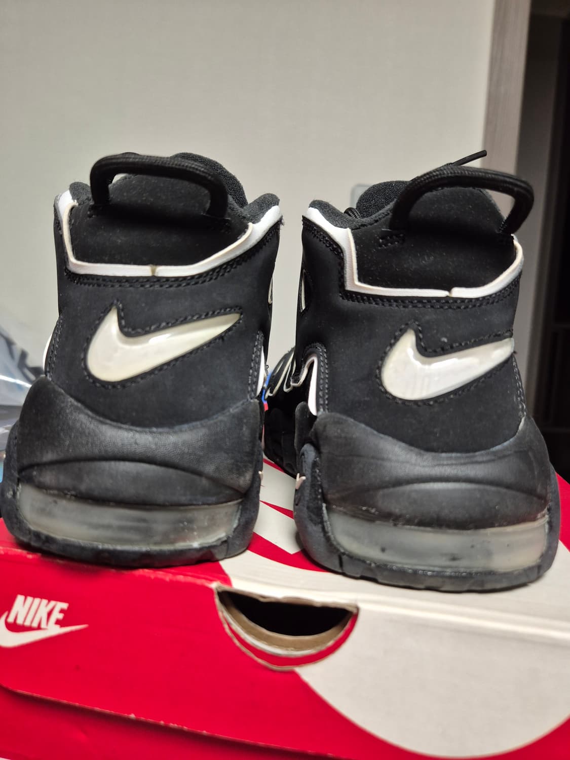 나이키 에어 모어 업템포 블랙 화이트 상품이미지1