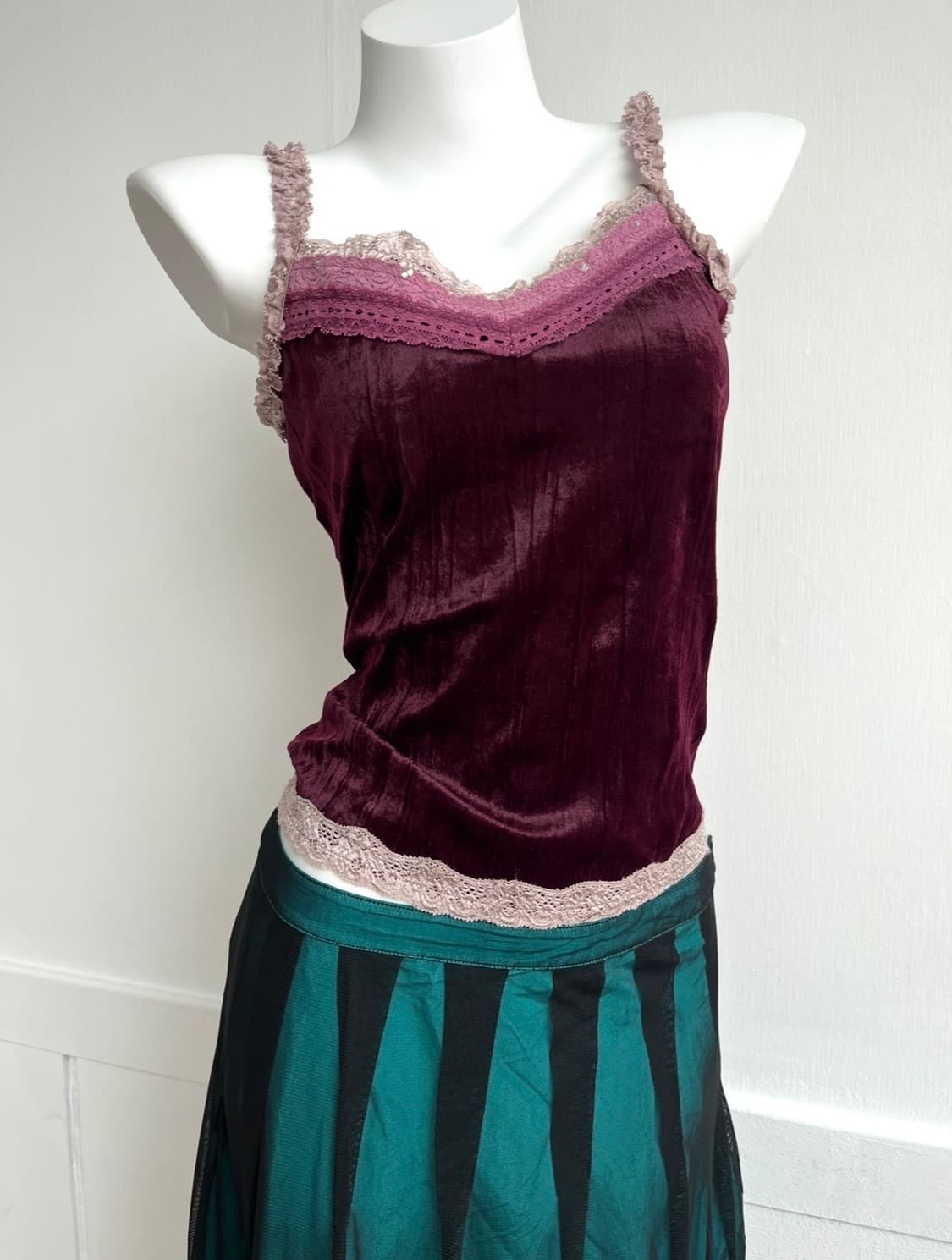 QUEUE 벨벳 레이스 슬리브리스 탑 상품이미지1