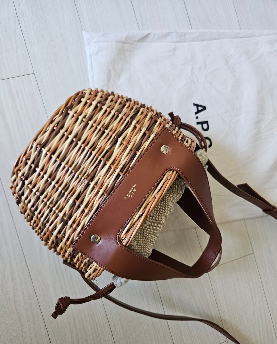 (정품) A.P.C. 아페쎄 라탄 가죽 버킷백 브라운 상품이미지8
