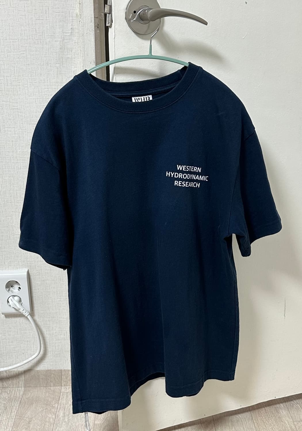 WESTERN HYDRODYNAMIC RESEARCH 네이비 반팔티 상품이미지1