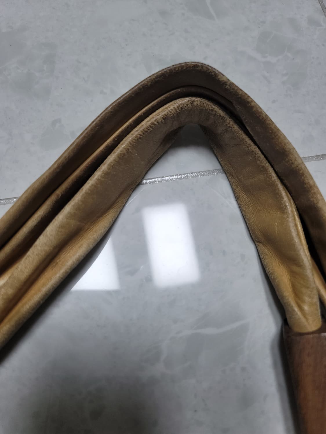 Zeoenzeoen 이태리 가죽 숄더백 사용감있음

모서리부분 위주 까짐 상품이미지4