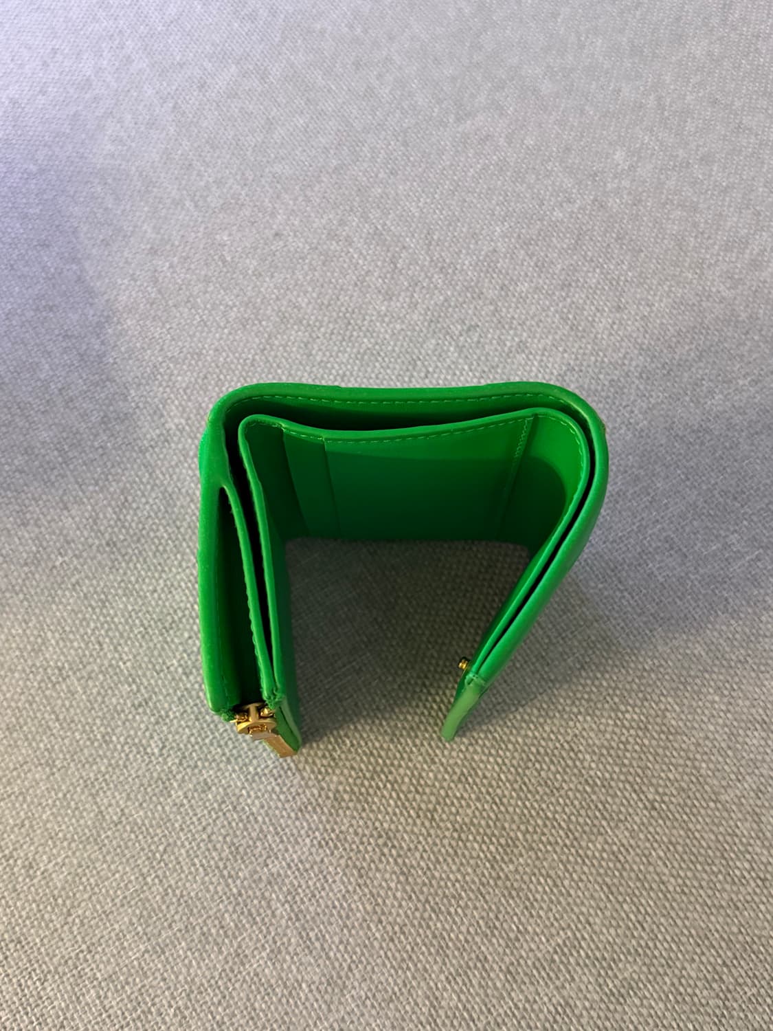 보테가 베네타 카세트백 트라이폴드 지퍼 지갑 패러킷 상품이미지6