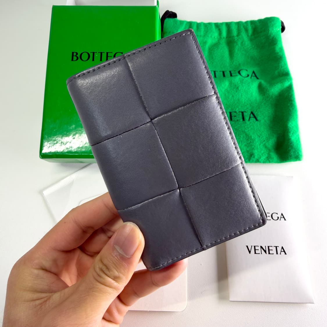 {풀구성/신형} 보테가베네타 맥시 인트레치아토 오거나이저 카드지갑 그레이 상품이미지1