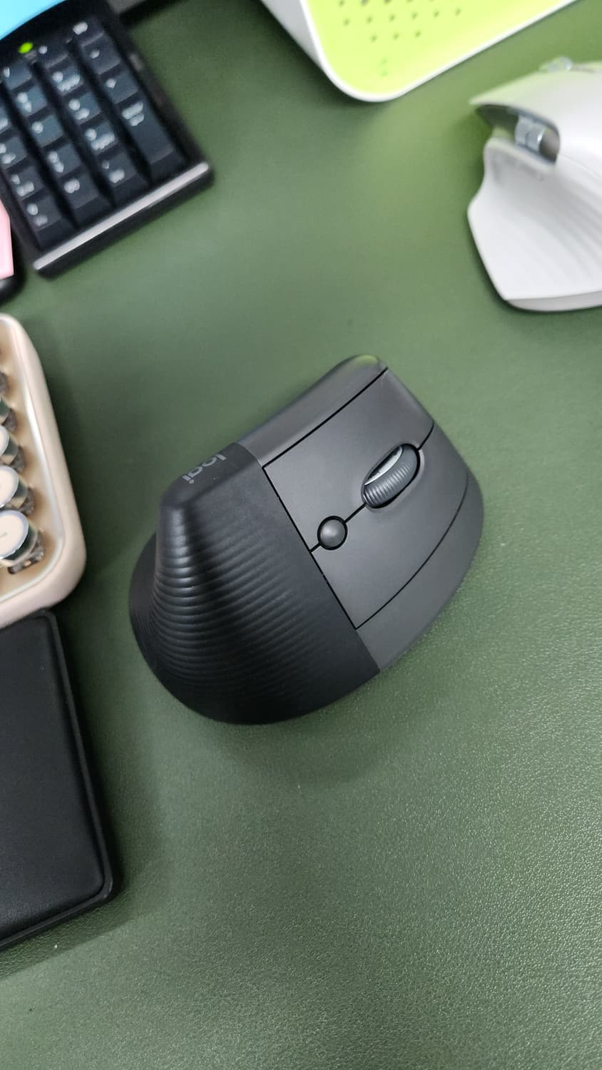 # 로지텍 리프트 블랙 국내정품 버티컬마우스 lift 무소음마우스 상품이미지1