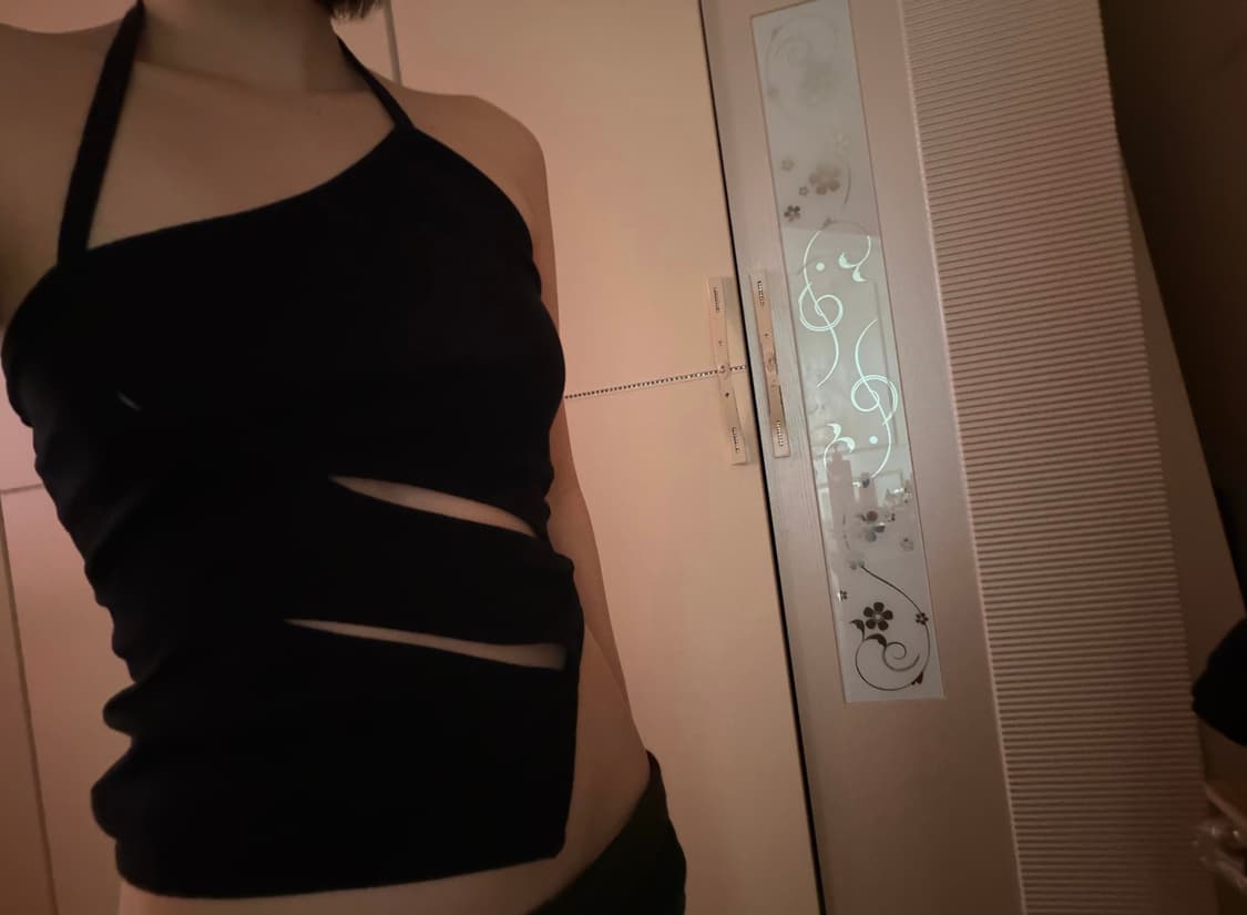 Cut-out Halter Tank Top-Black 상품이미지1