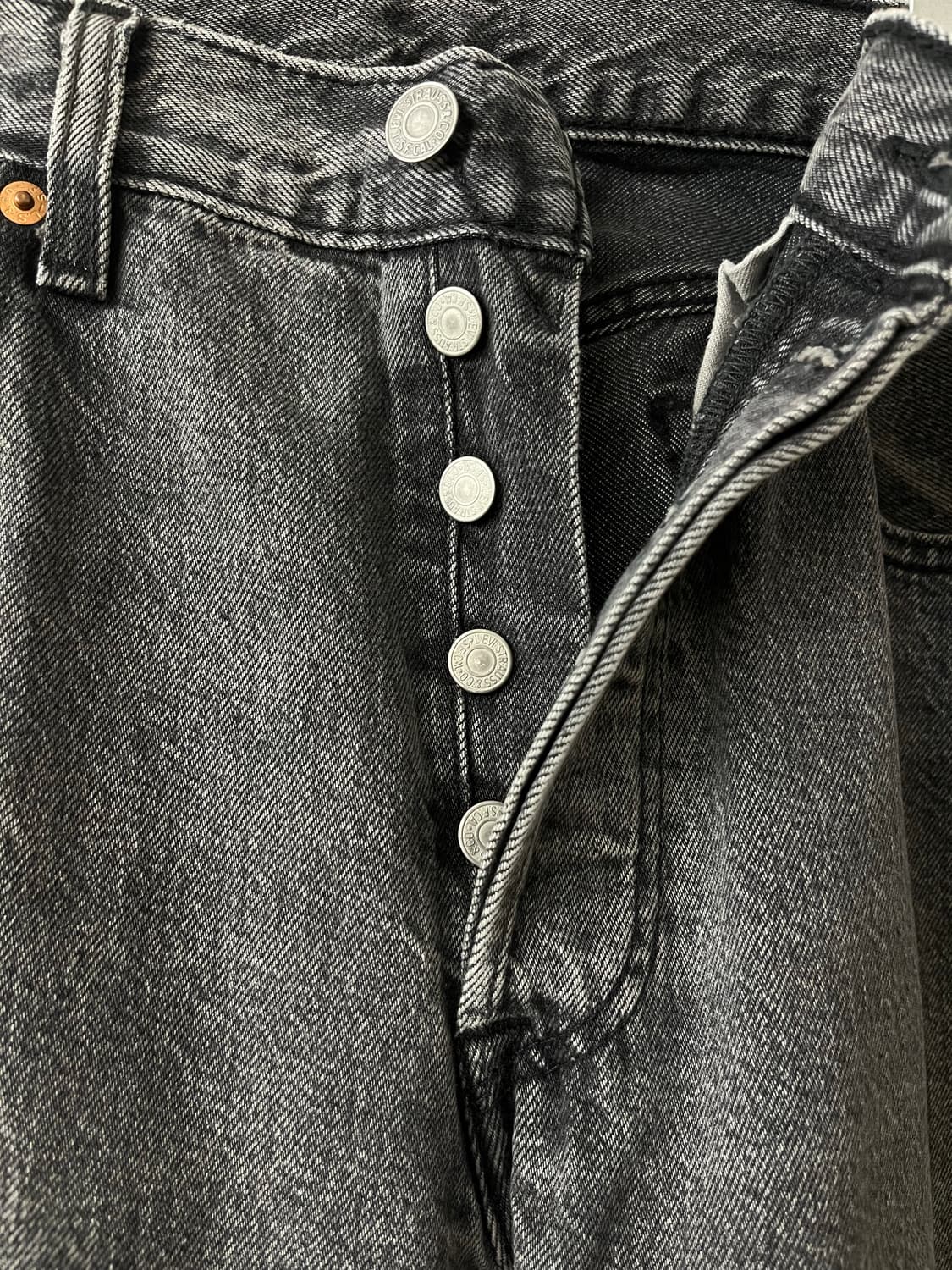 리바이스 501 데님 팬츠 흑청 그레이 상품이미지5