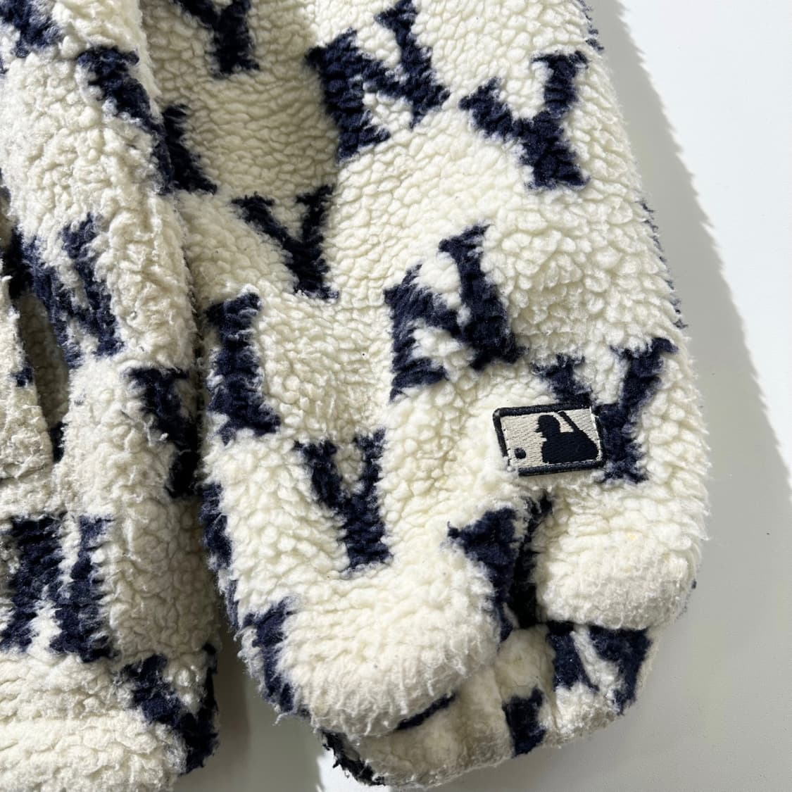 MLB 뉴욕 양키즈 시그니쳐 패턴 쉐르파 후리스 자켓 상품이미지7