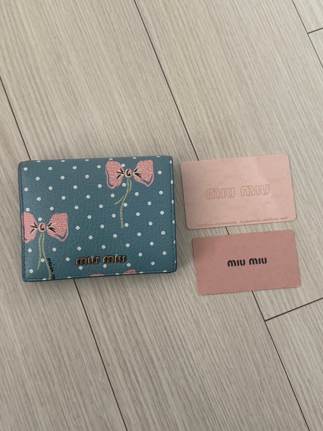 미우미우 도트 반지갑 상품이미지1