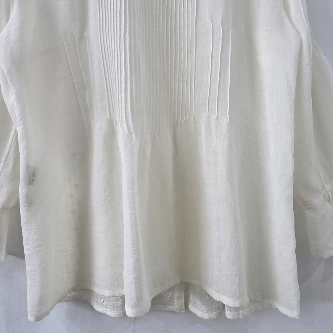 CATTON 아이보리 로맨틱 핀턱 자수 하이넥 블라우스 상품이미지4