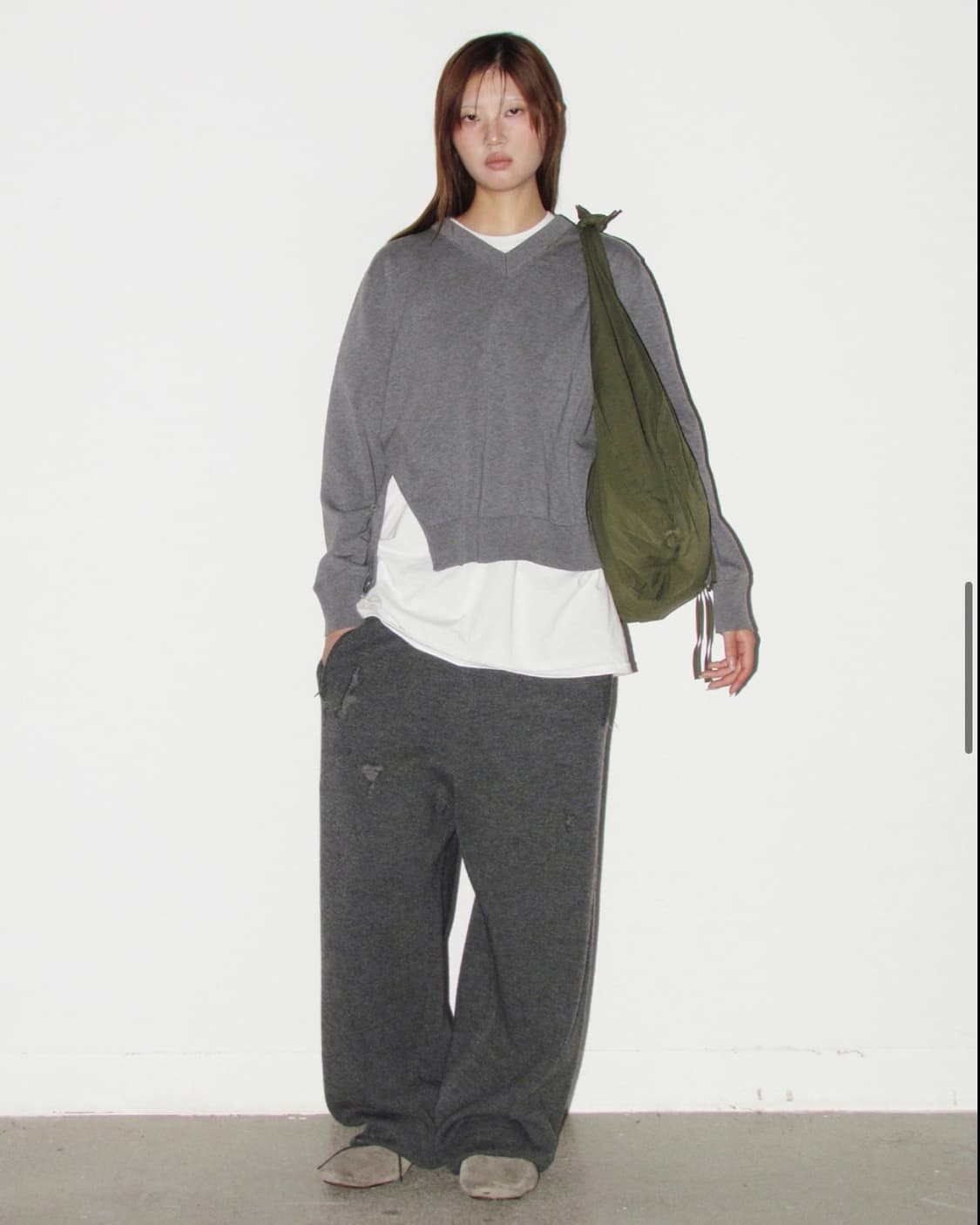 누마레 EE / SIDE CLOSURE V-NECK KNIT GREY 상품이미지2