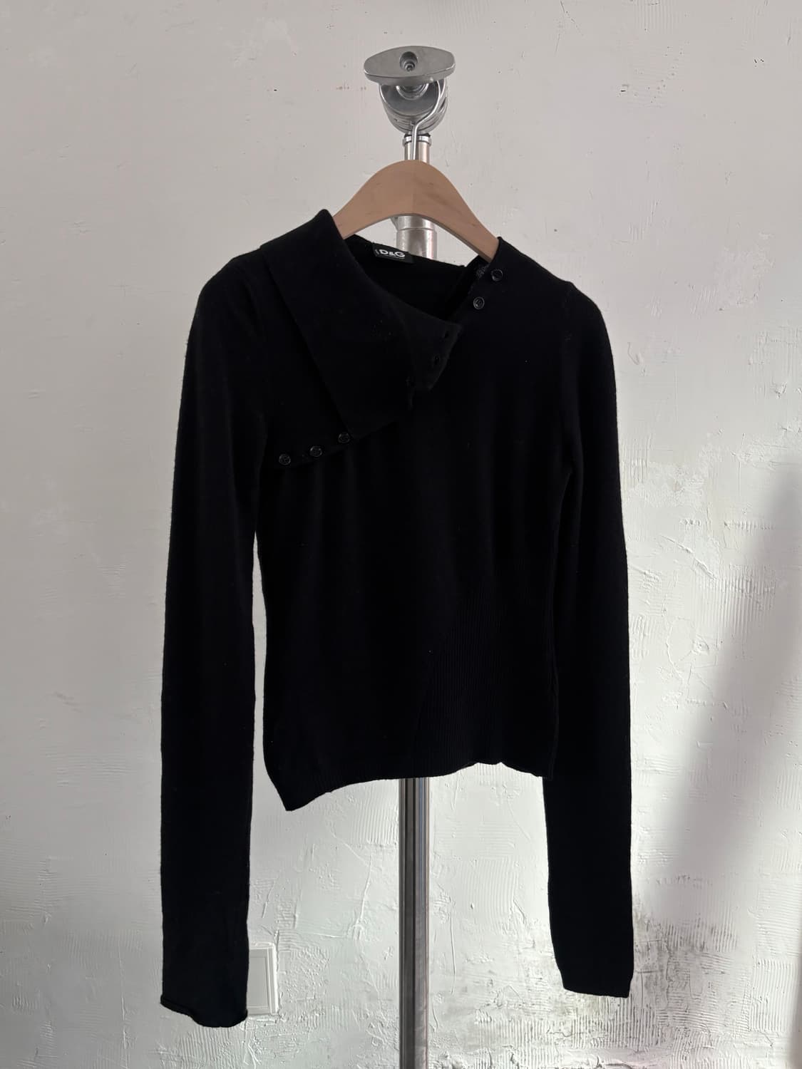 Dolce & Gabbana 돌체앤가바나 블랙 버튼 디테일 언밸런스 니트 상품이미지4