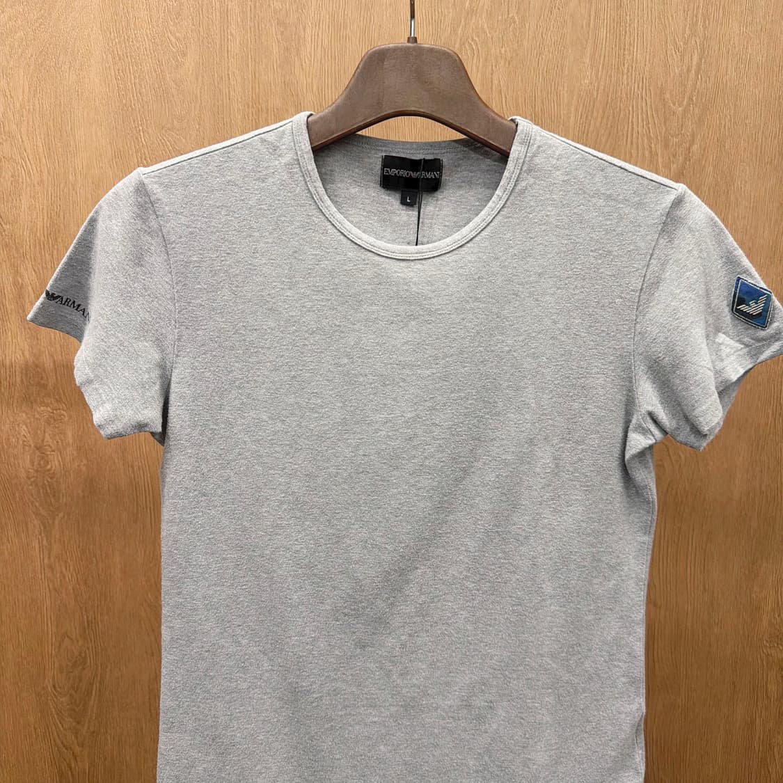 엠포리오 아르마니 라운드넥 반팔 티셔츠 로고 패치 디테일 레귤러핏 그레이 상품이미지4
