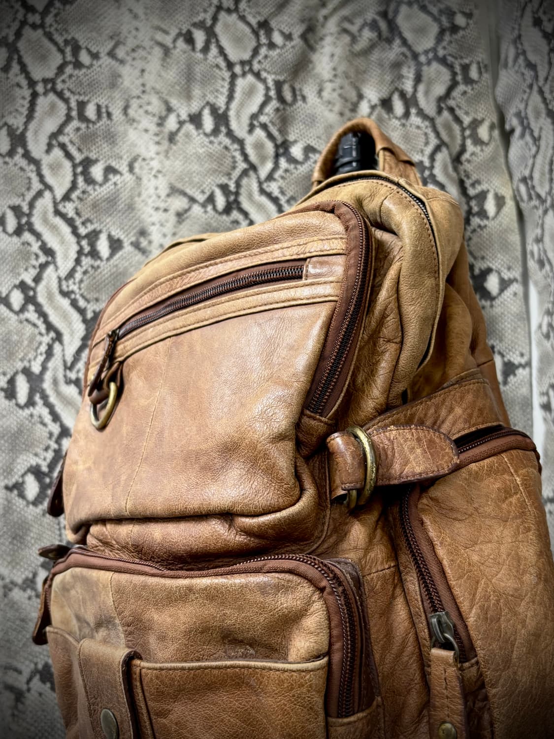 [UTILITY] Multi Pocket Buckle Leather Ba 상품이미지4