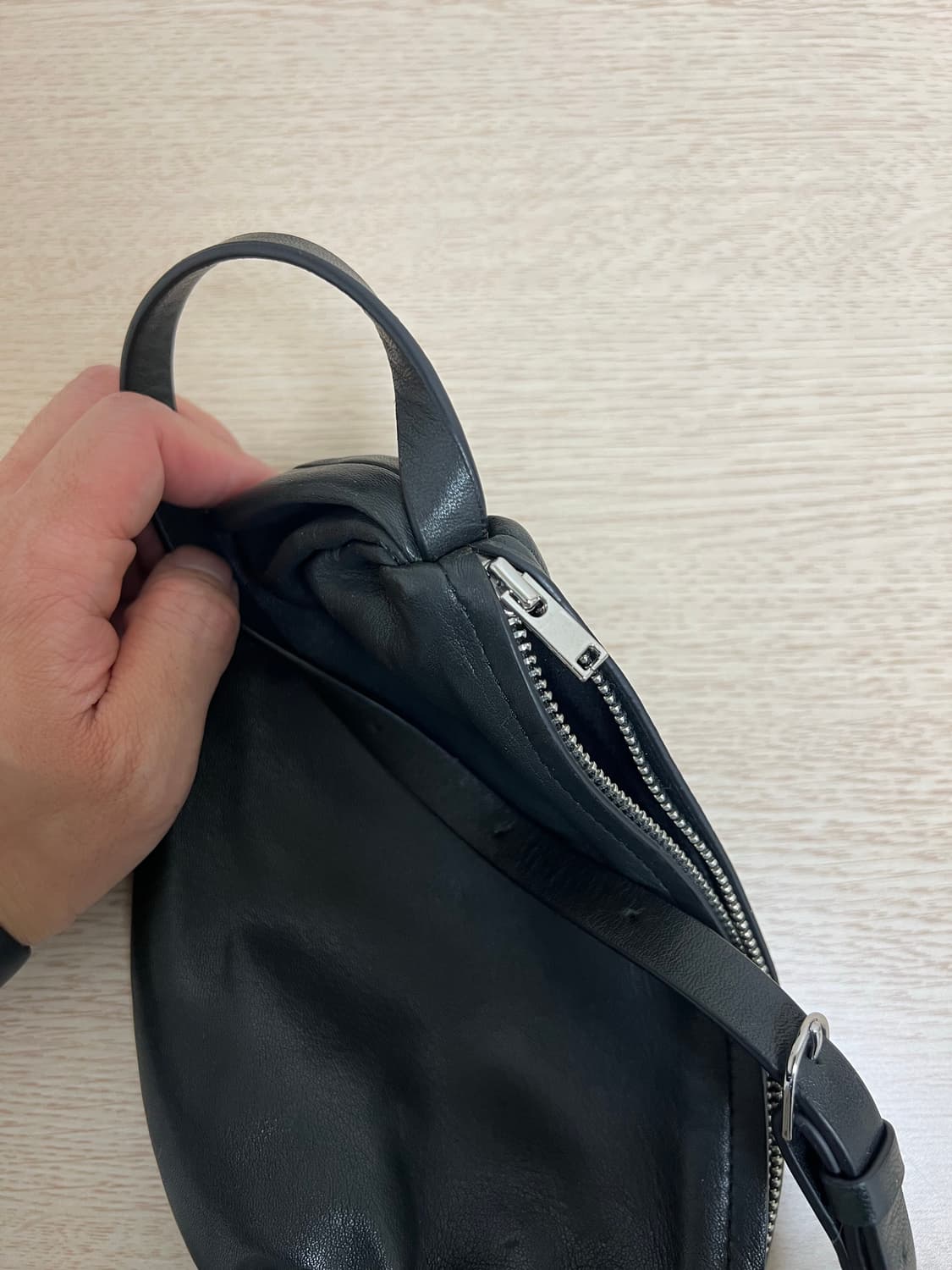 COS 코스 개더드 레더 숄더백 블랙(양가죽 100%) 상품이미지3