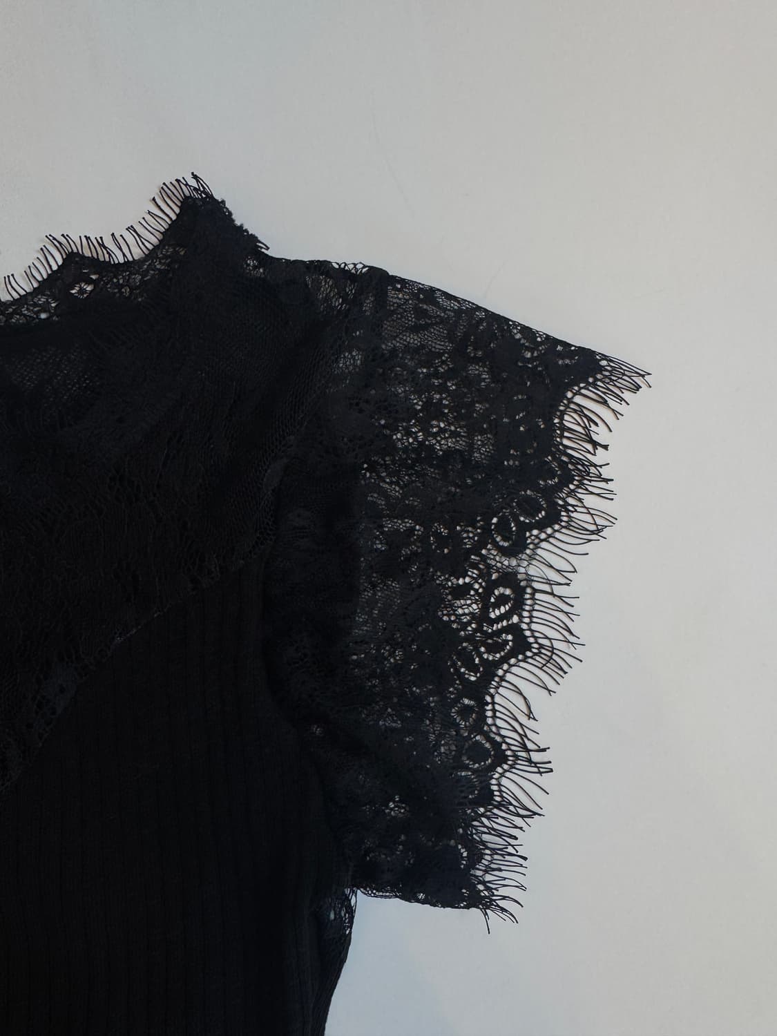 Black Lace-Panel Ribbed Top  상품이미지2