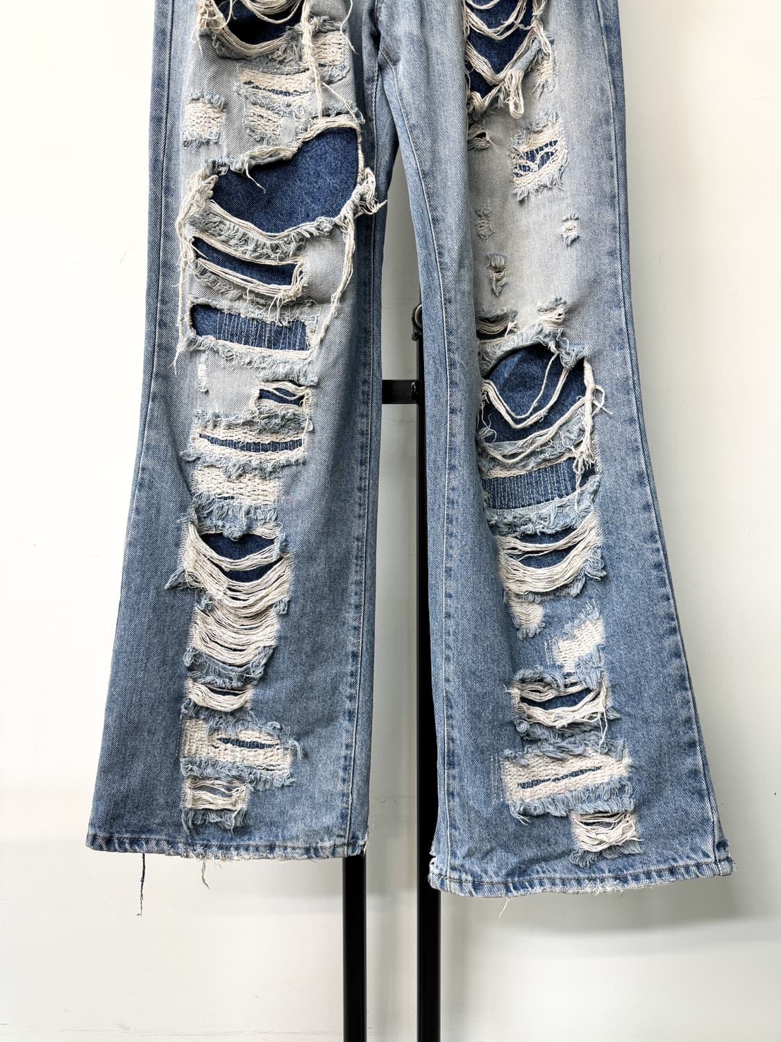 리뷰 크러쉬드 데님 플레어 팬츠 상품이미지3