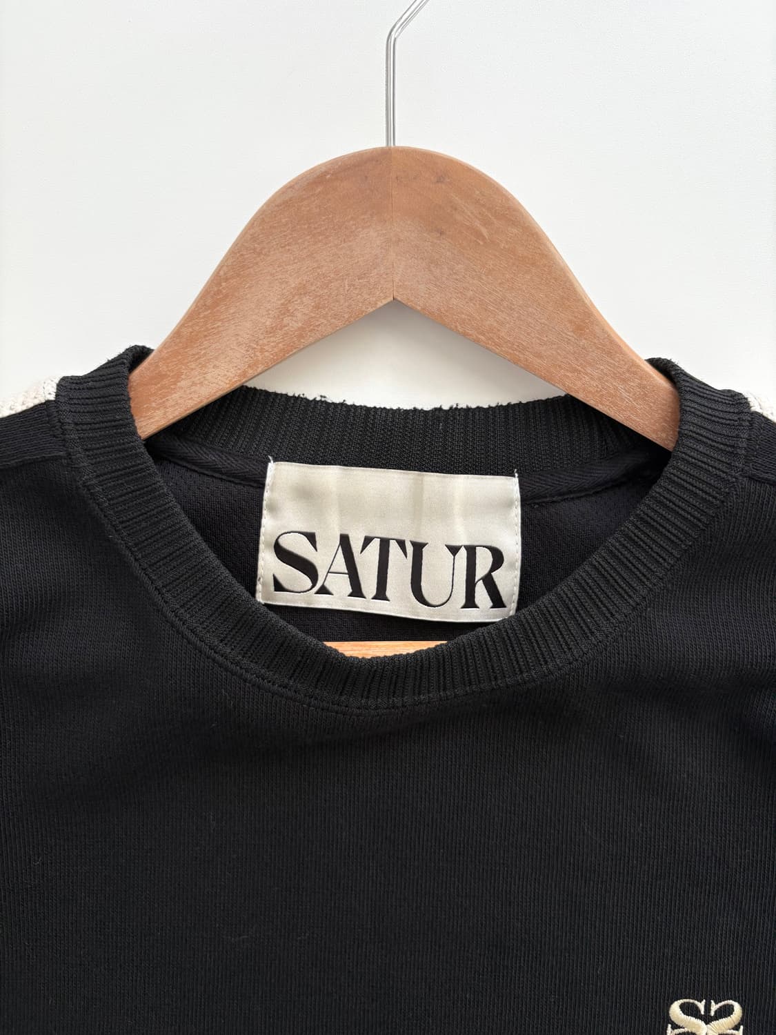 Satur 세터 블랙컬러 스몰로고 사이드라인 니트맨투맨 상품이미지5