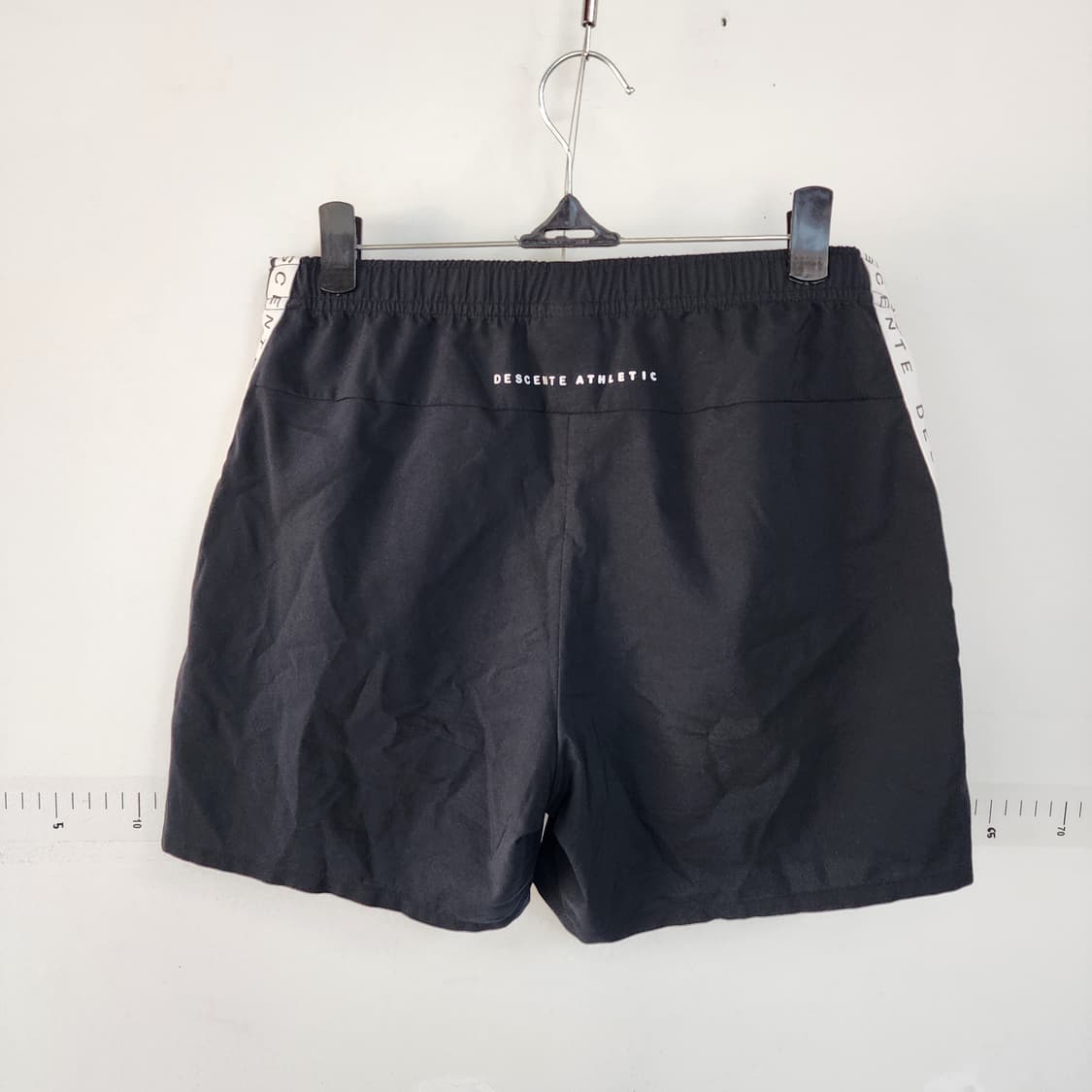 데상트 블랙 라인 반바지 상품이미지2