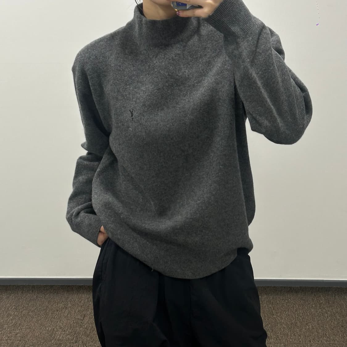 YSL 스몰로고 차콜 터틀넥 니트 상품이미지1
