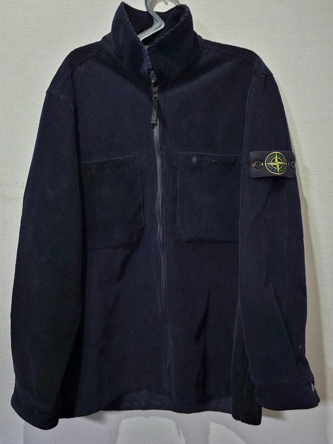 정품 24FW 스톤아일랜드 와펜 패치 코듀로이 자켓 블랙 95 / M 상품이미지1