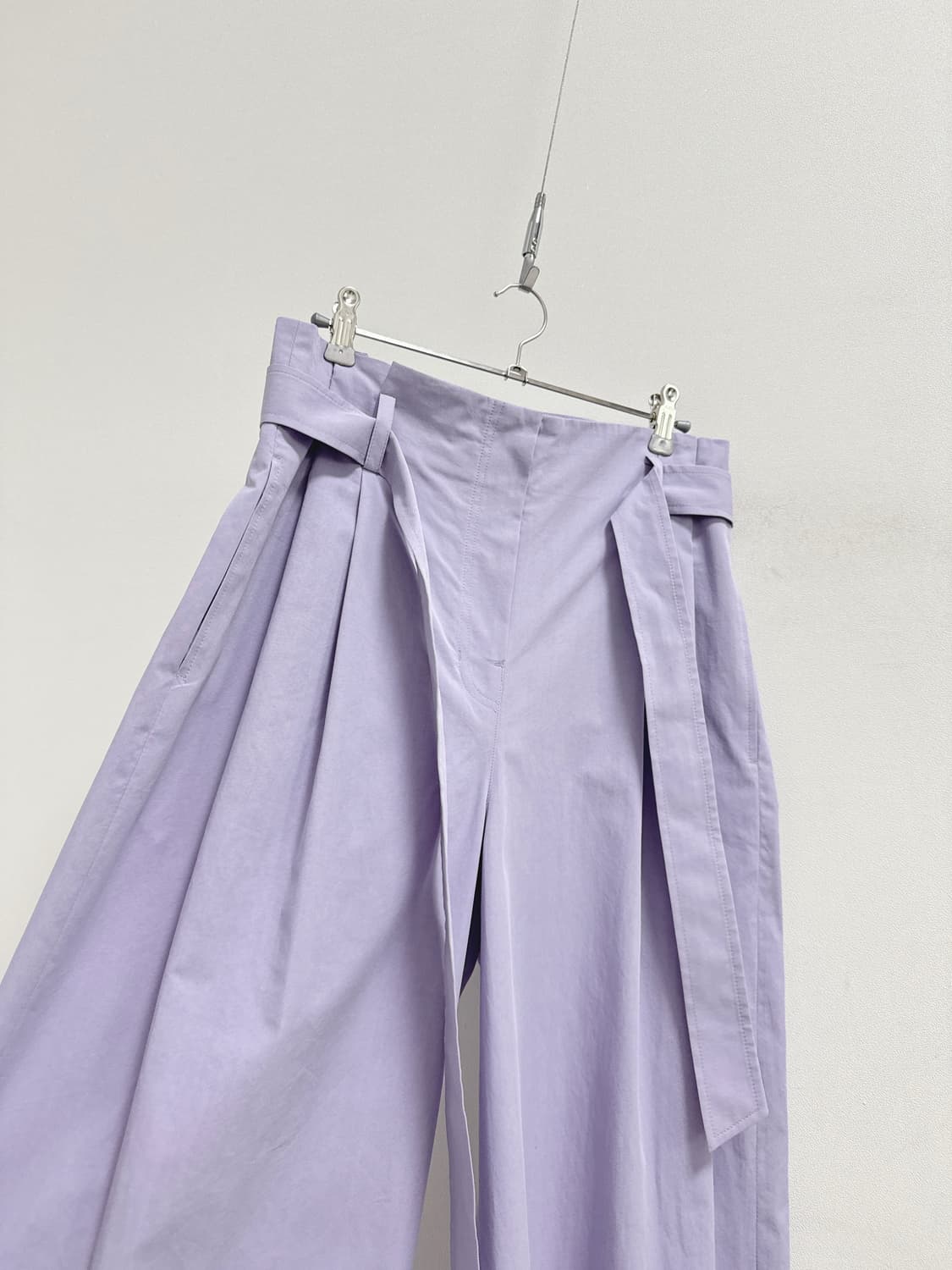 컴젠 벨티드 와이드 핀턱 팬츠 라일락 상품이미지3