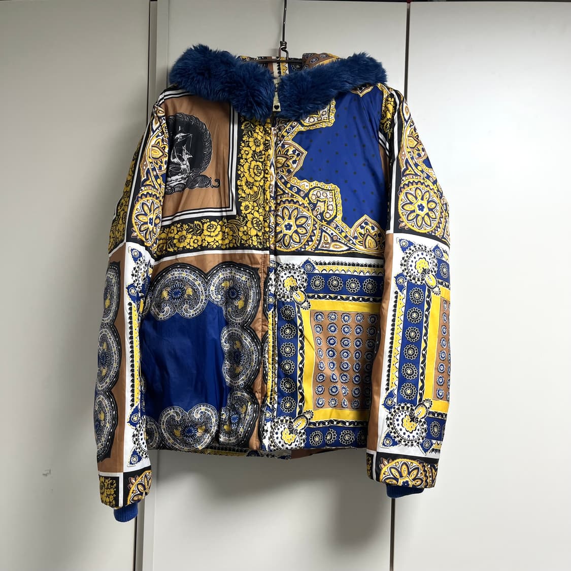 러브 모스키노 스카프 프린터 퍼 패딩자켓 상품이미지1