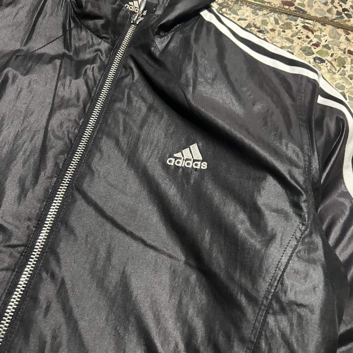아디다스(ADIDAS) 블랙 유광 바람막이 상품이미지4