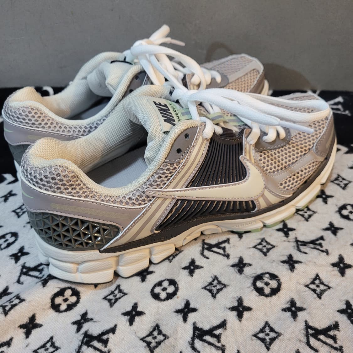 정품 나이키 줌 보메로5 코블스톤 상품이미지4