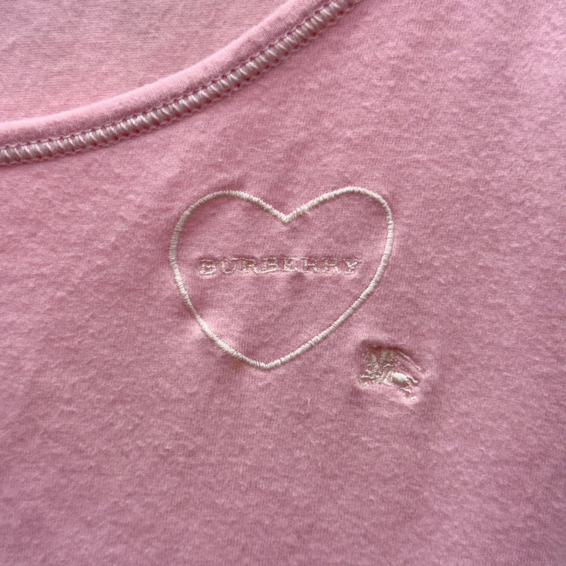 버버리 런던 블루 라벨 슬리브리스 민소매 티셔츠 하트 자수 디테일 핑크 상품이미지6