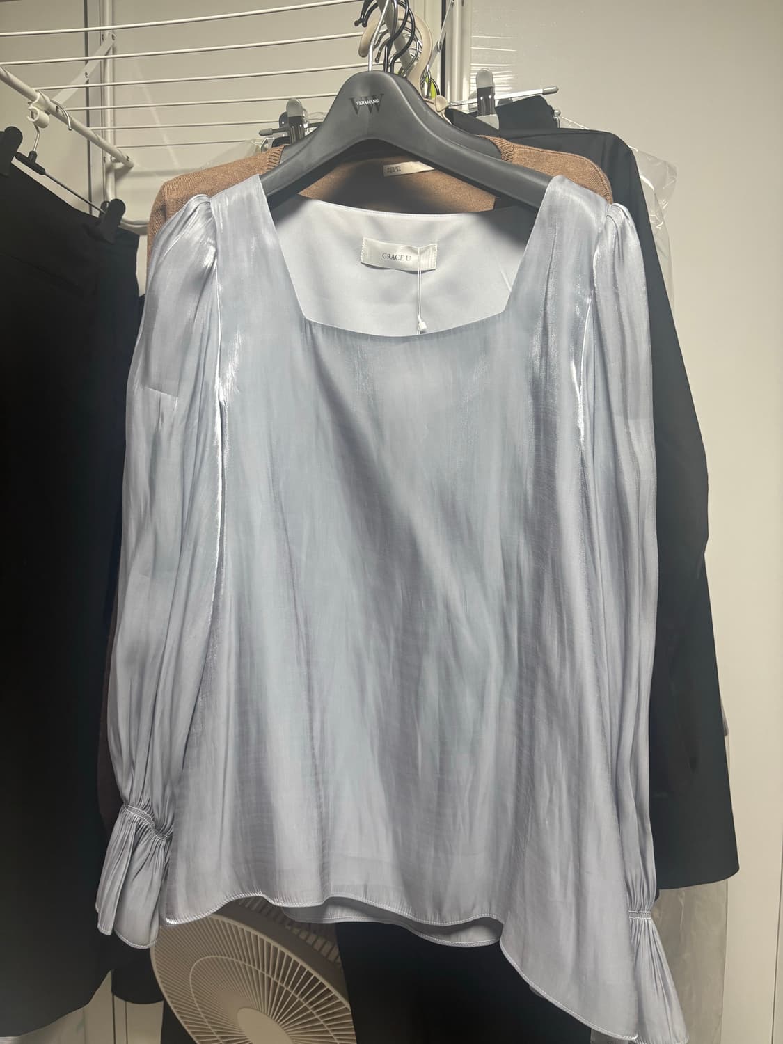 그레이스유 데이지 새틴 스퀘어넥 블라우스 블루 상품이미지6