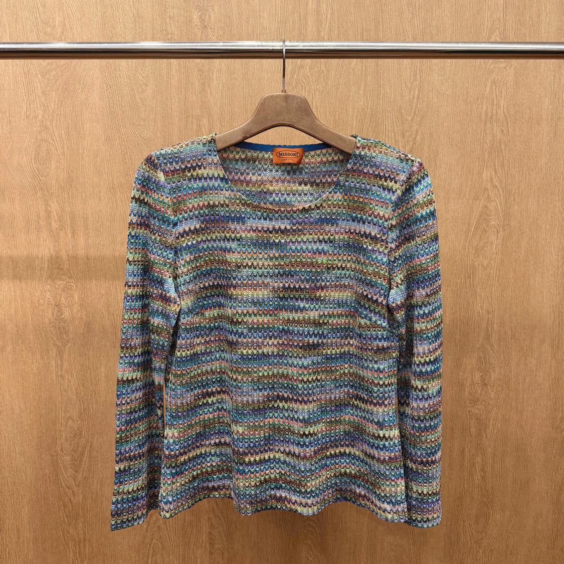 미쏘니 라운드넥 니트 롱슬리브탑 웨이브 패턴 디테일 멀티컬러 상품이미지2